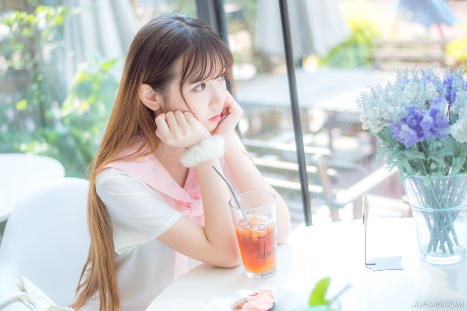 “关中逆贼？”庞统眉头挑了挑，冷笑着摇头道：“将军可是刘璝？”